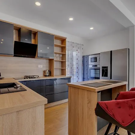 Laurus ماكارسكا