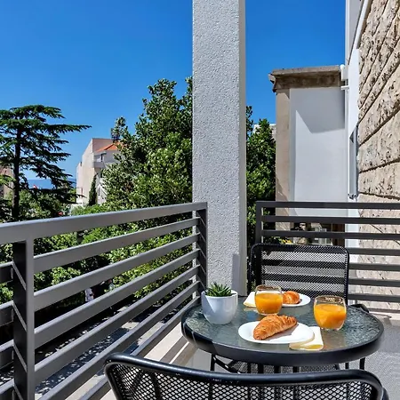 Laurus * Μακάρσκα