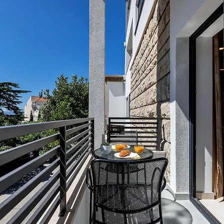 Laurus * ماكارسكا