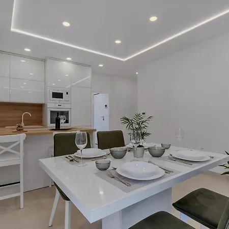 Laurus Apartment *