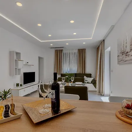 Laurus Apartment