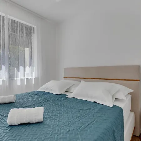 Laurus Apartment *