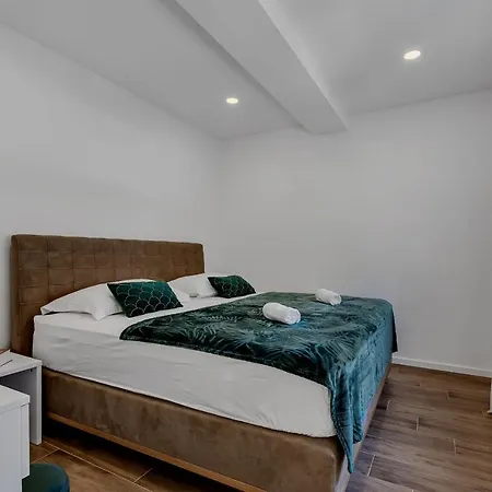 Laurus Apartment