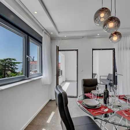 Laurus Apartment