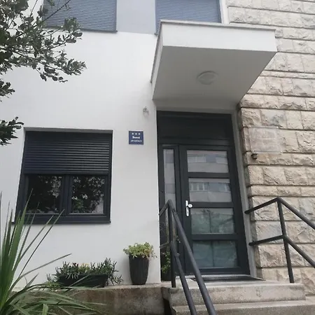 Laurus Apartment *