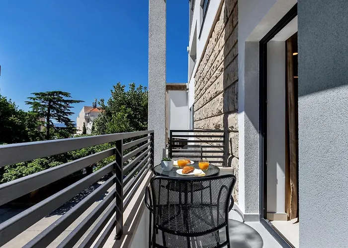 Laurus * Makarska